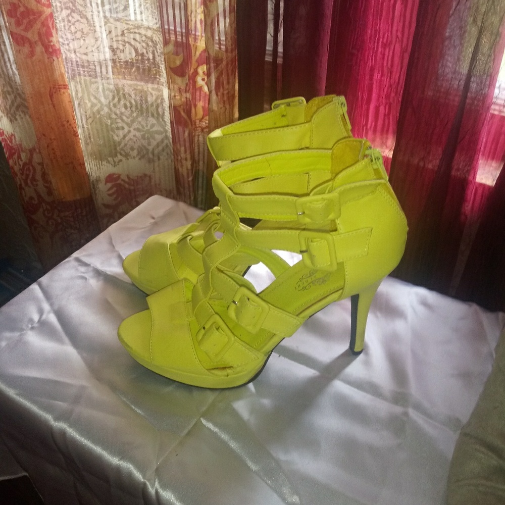 Heels - Picture 2 of 3
